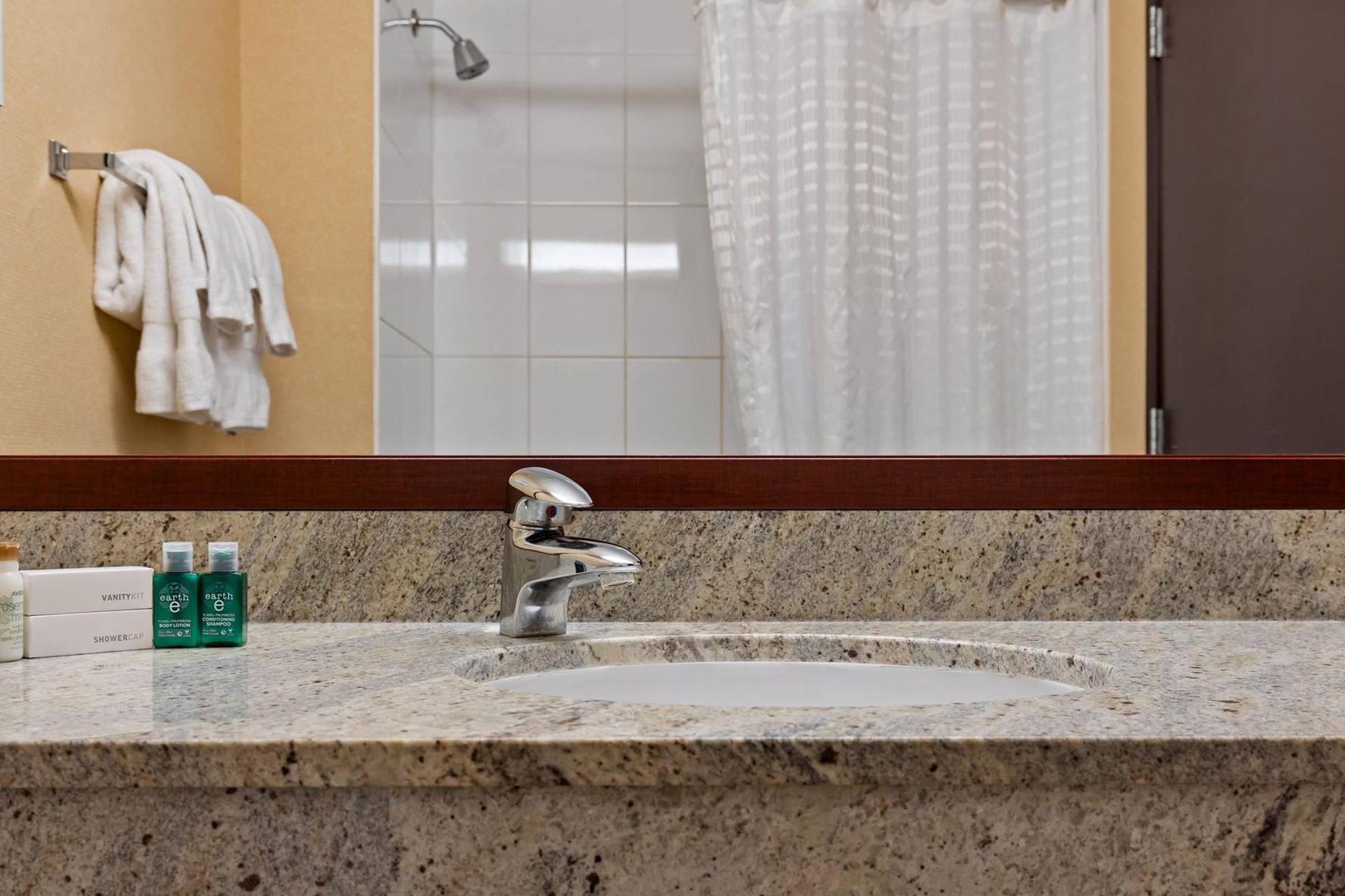 Coast Fraser Inn - Bathroom Vanity