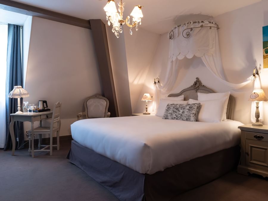Chambre double confort de l’Hôtel Domaine de Beaupré The Originals Relais