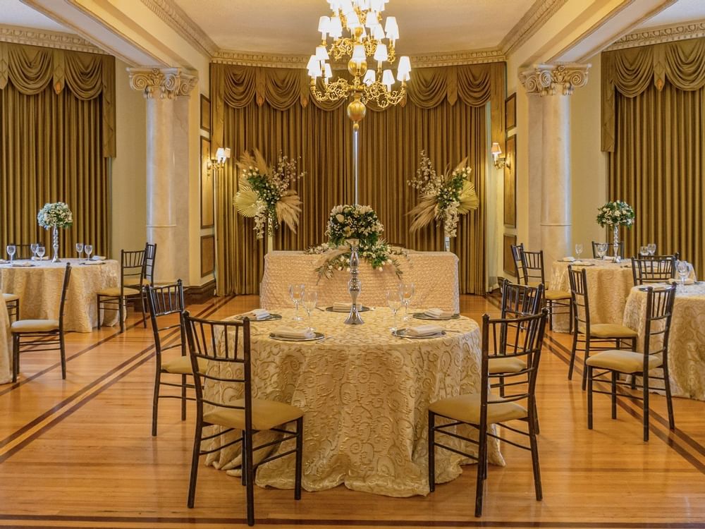 Banquet tables with splendid decors in Luis XV at Gamma Hotels