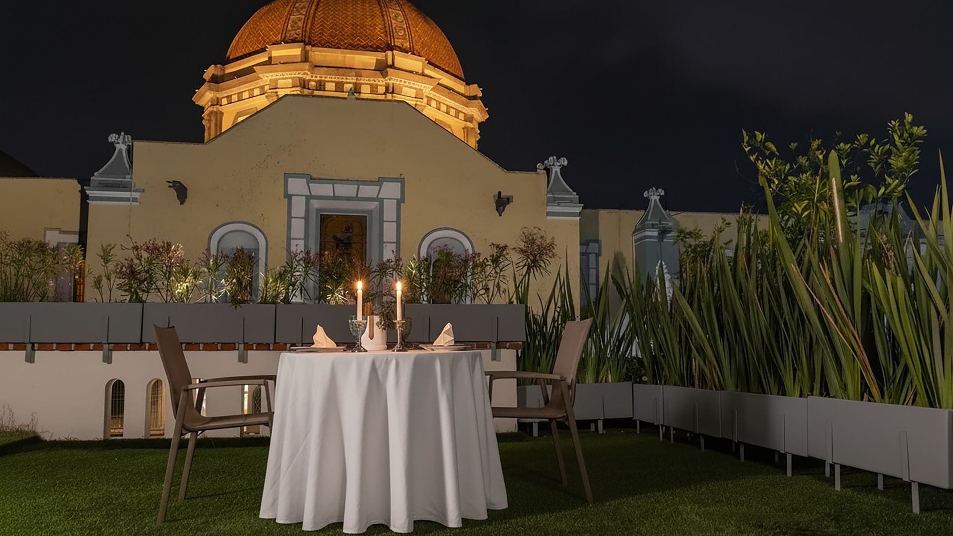 Cena romántica nocturna en terraza de Suite Gobernador King en Quinta Real Puebla