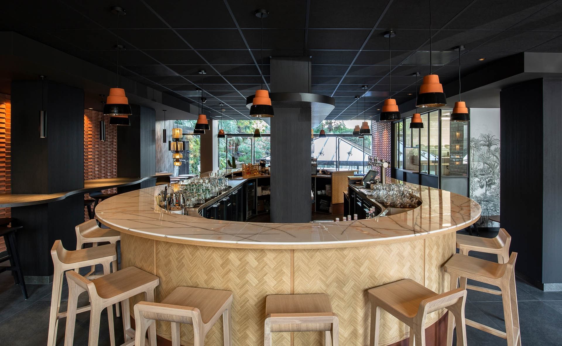 Comptoir de bar et tabourets à Oceania Paris Porte de Versailles