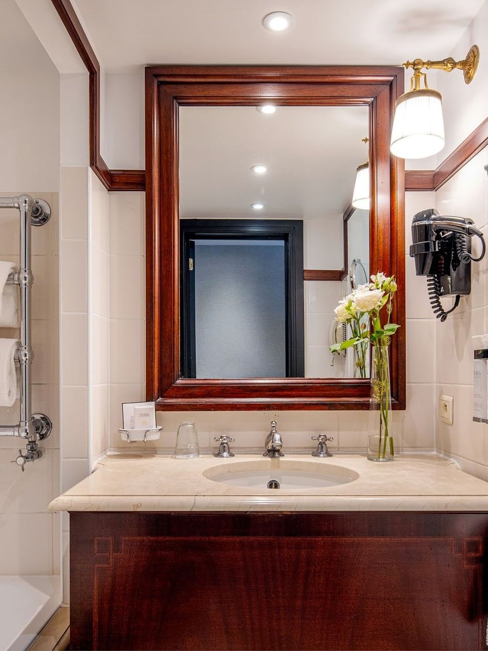 Badkamer met bad en toiletartikelen in Superior Kamer bij Hotel Barsey by Warwick in Brussel.