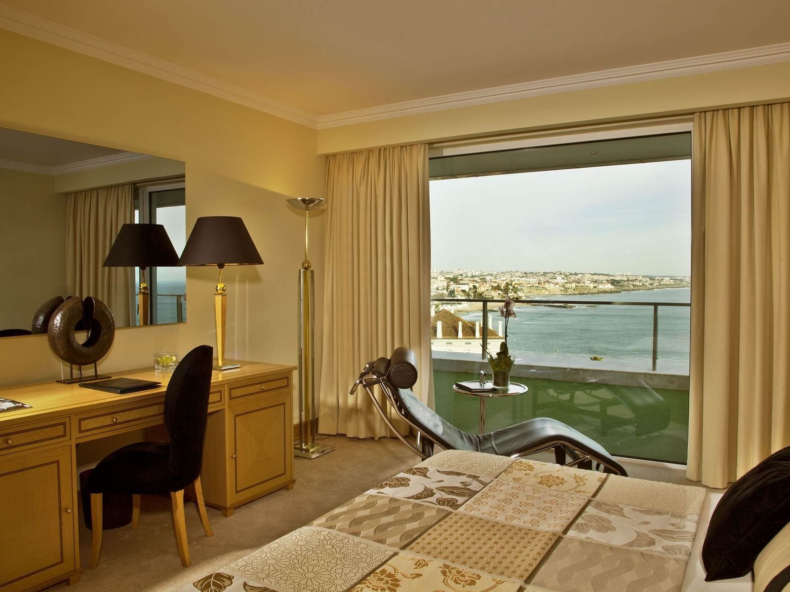 Deluxe Suite with a beautiful sea view at Hotel Cascais Miragem