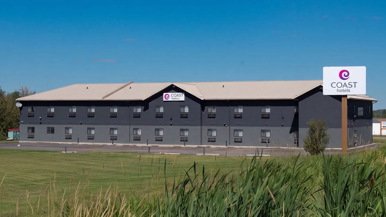 Exterior view of Coast Innisfail Hotel with lawn