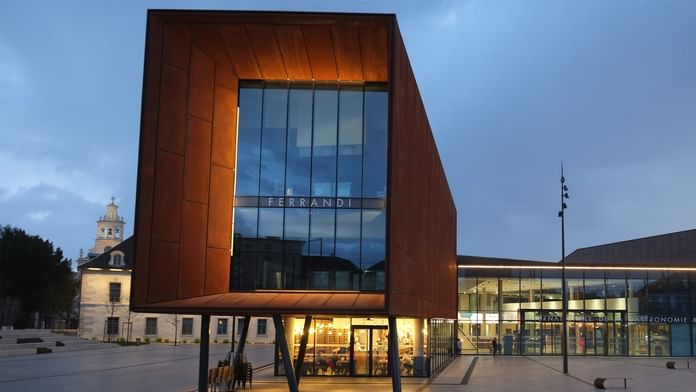 Vue extérieure et entrée de la Cité Internationale de la Gastronomie et du Vin près des Hôtels Oceania