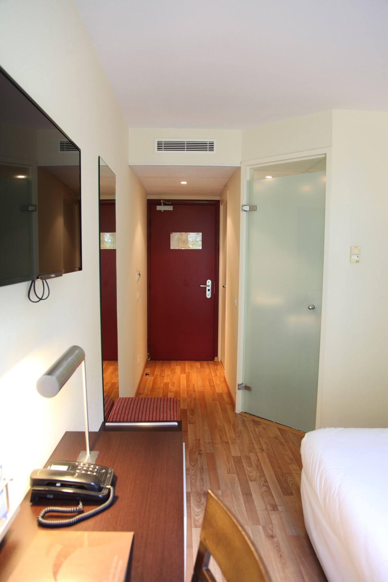 Porte d'entrée d'une chambre à l'Escale Oceania Rennes