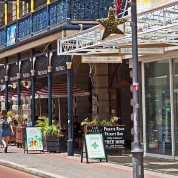 Shops and restaurants in the city near Be Fremantle