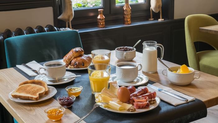 A warm breakfast served at Hotel La Colonne de Bronze