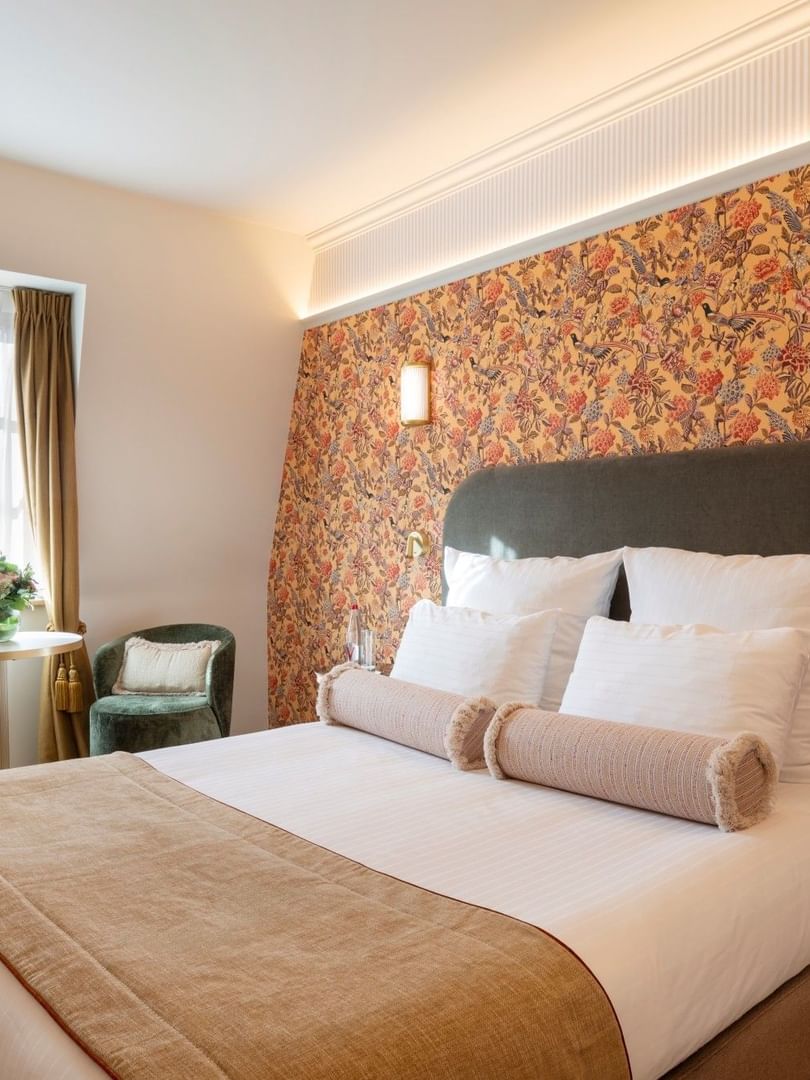 Classic Kamer met tweepersoonsbed, bloemmotief behang en zithoek bij Warwick Brussels Grand-Place in Brussel