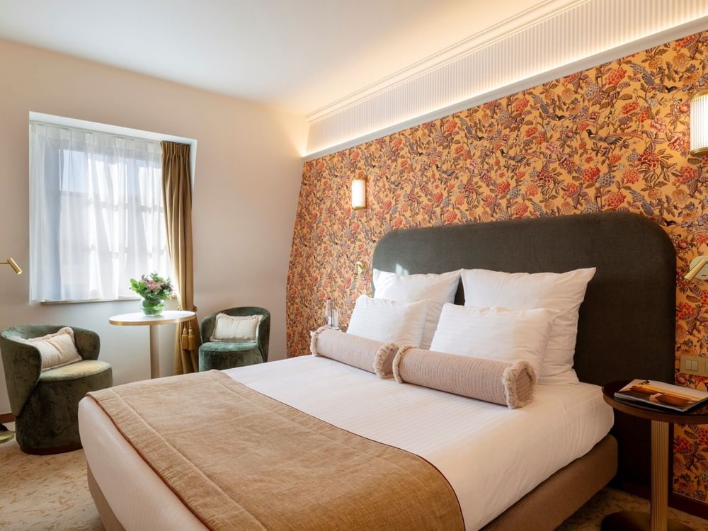 Classic Kamer met tweepersoonsbed, bloemmotief behang en zithoek bij Warwick Brussels Grand-Place in Brussel