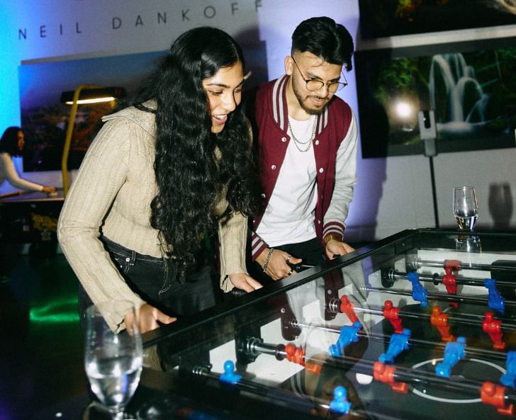 Couple jouant au baby-foot dans la salle de jeux rétro près de l'hôtel X de Toronto