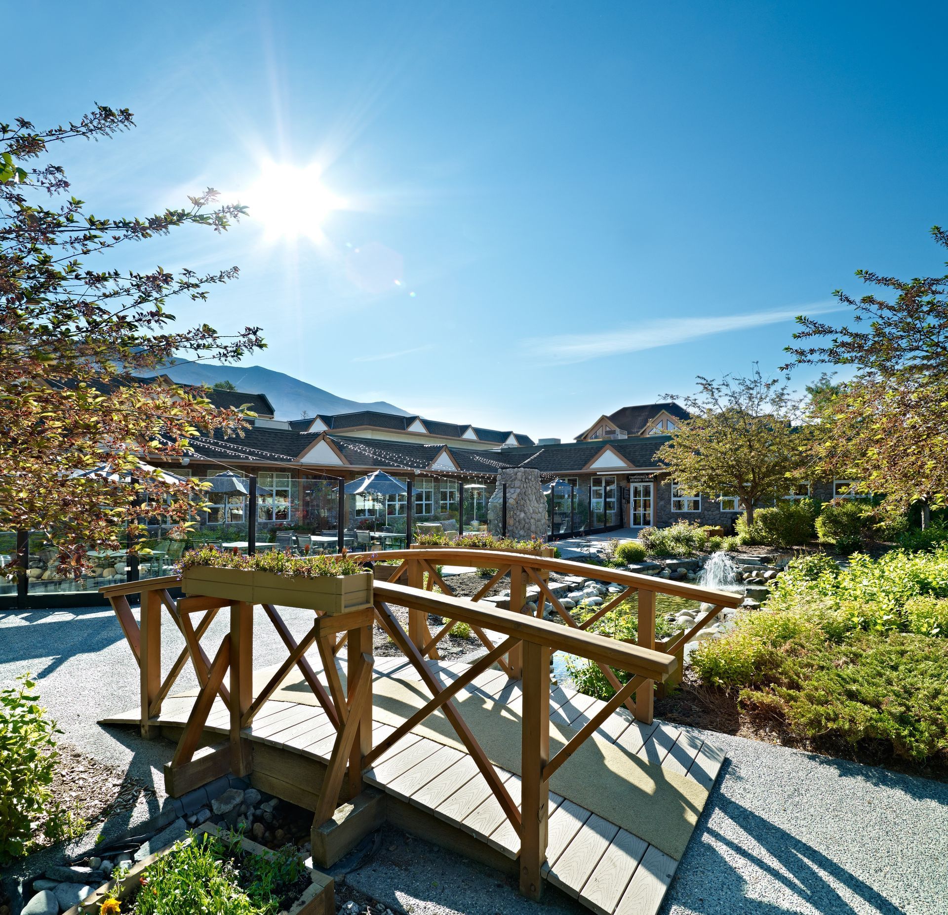 Coast Canmore Hotel & Conference Centre - Patio Bridge