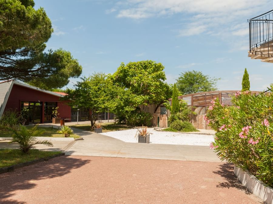 Exterior view of the garden area at Hotel de la Plage