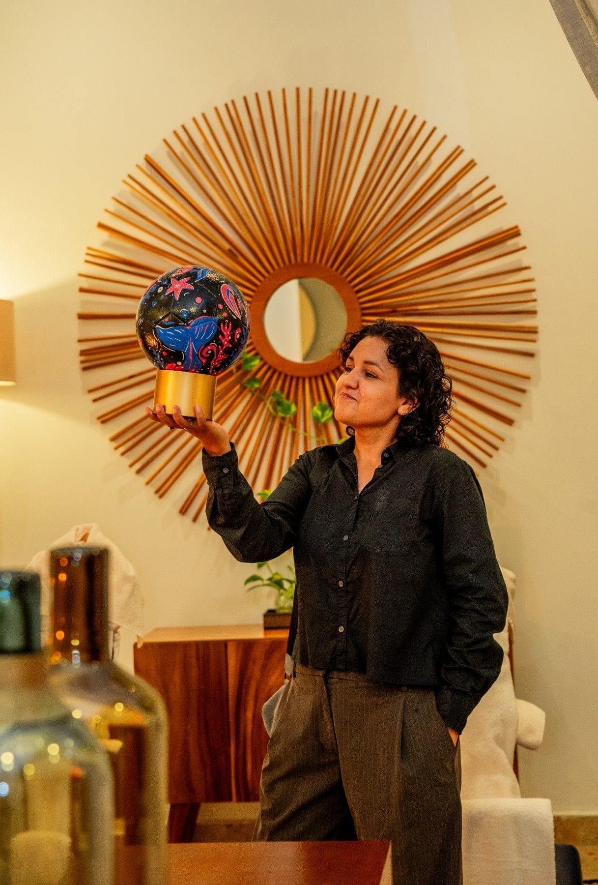 Artista exhibiendo una obra de arte contemporáneo inspirada en el océano durante un evento cultural en Villa Premiere Puerto Vallarta.