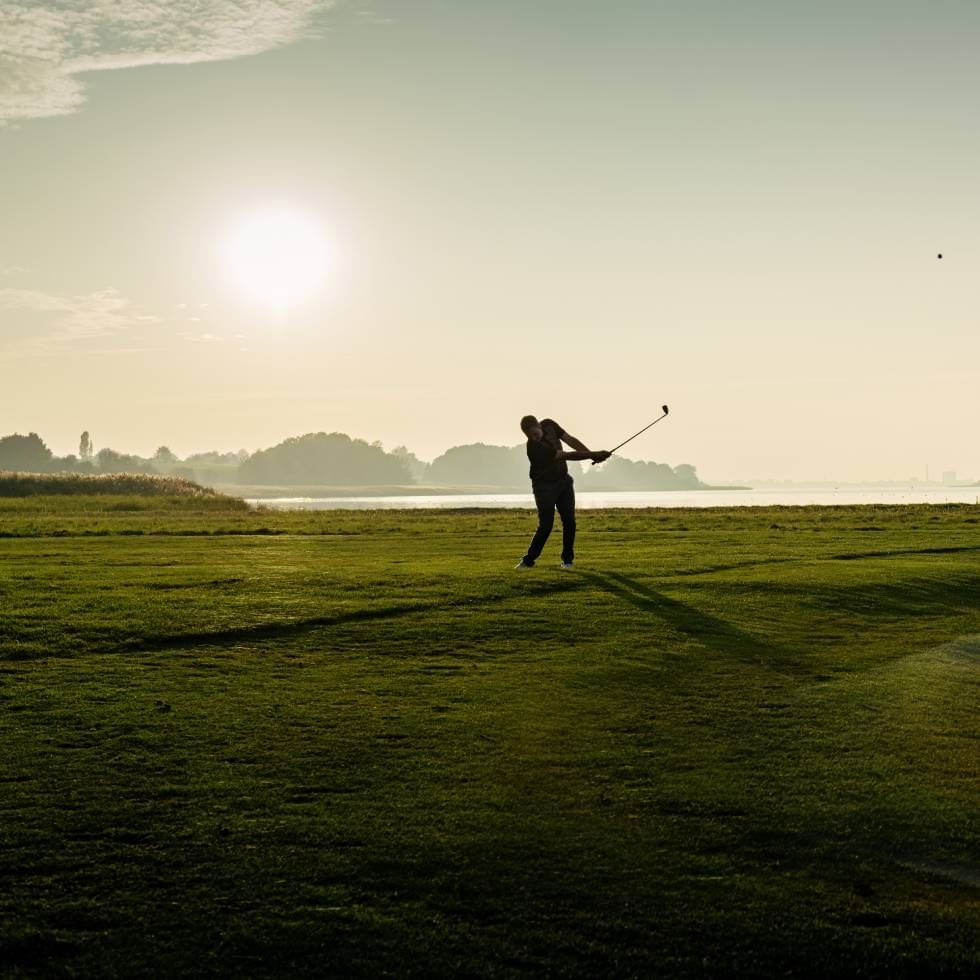 A man playing at Tanka golf course near Falkensteiner Hotels