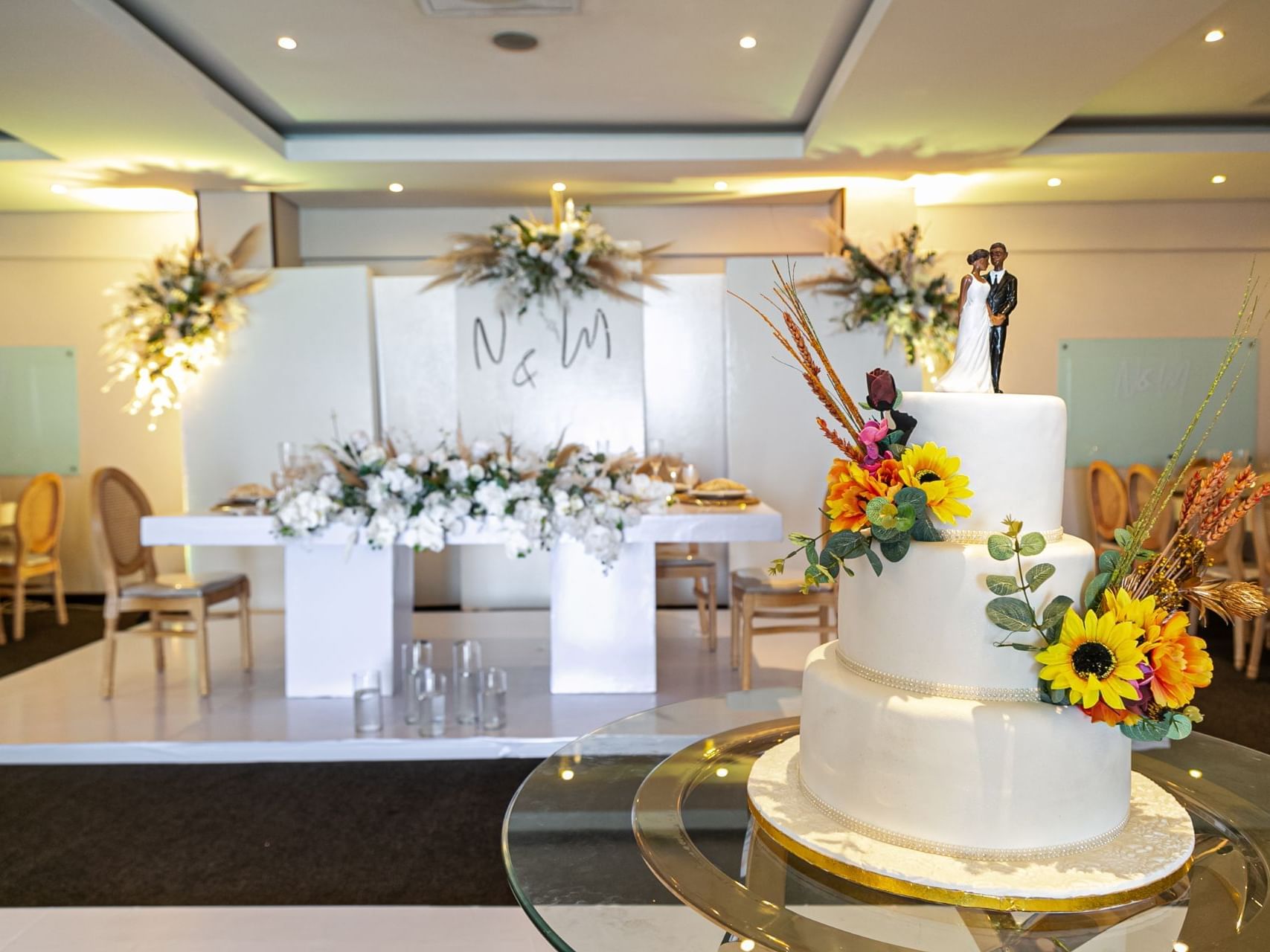 Wedding reception and cake arranged in a Hall at Cardoso Hotel