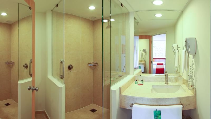 Walk-in shower & vanity in Twin Room at One Xalapa Las Ánimas