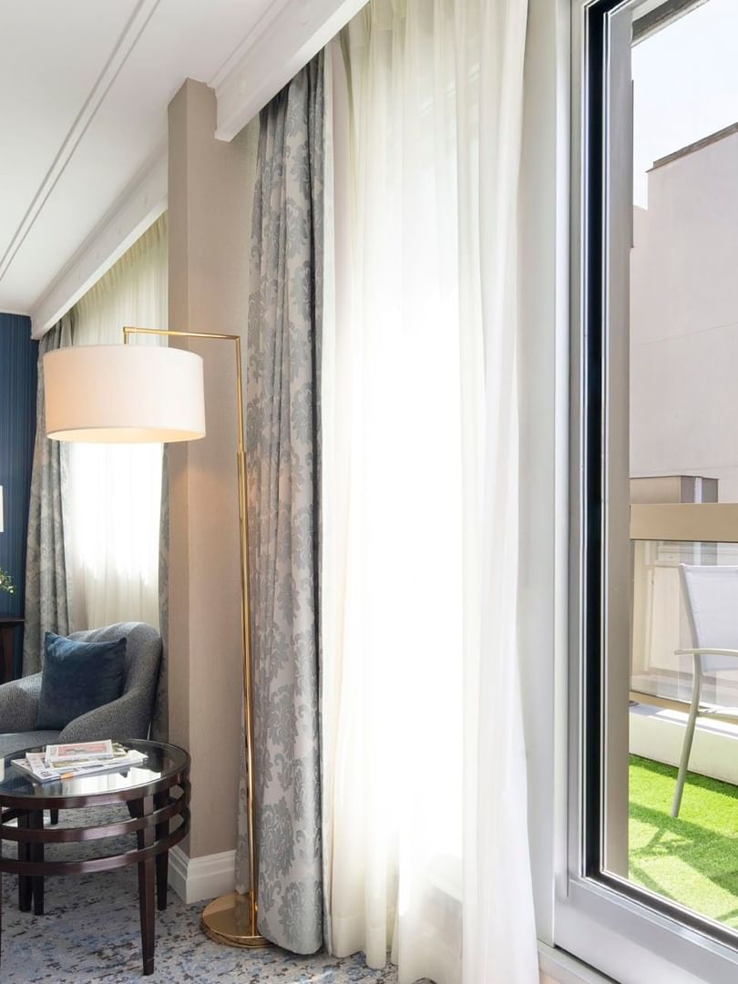 Chambre Deluxe avec terrasse à l'hôtel Warwick Champs-Élysées Paris, à Paris.