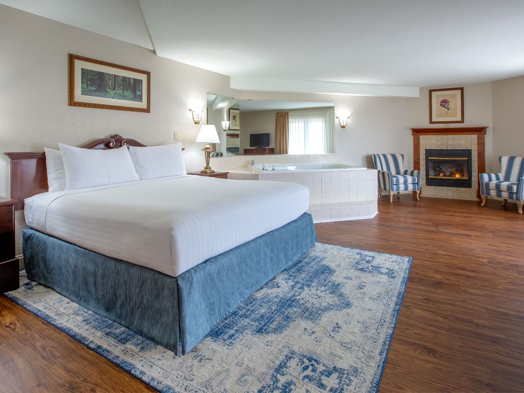 Jacuzzi & fireplace in Executive Suite at Music Road Resort