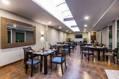 restaurante de egina medellin listo para la hora de la cena