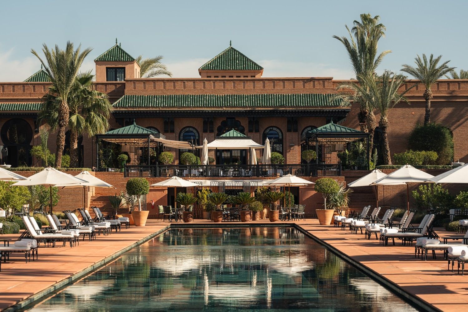 Façade et jardins du palace Selman Marrakech, cadre de La Terrasse