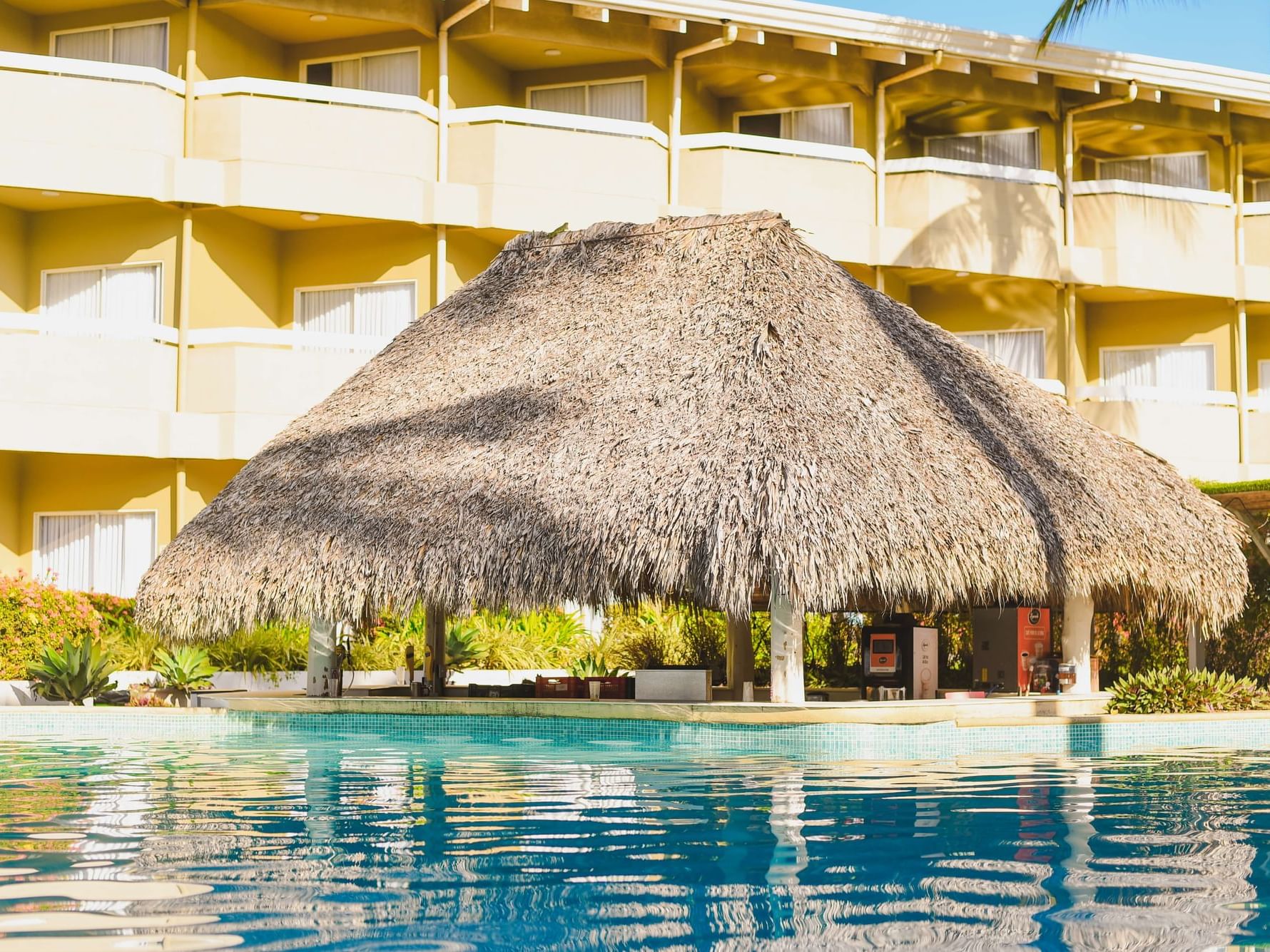 Barra acuática en el bar El Malecon del Fiesta Resort.