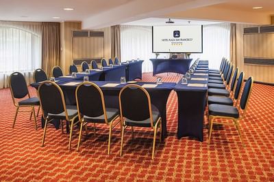 U-shaped table in meeting room at Hotel Plaza San Francisco