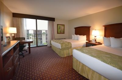 Beds & work desk in Deluxe Double Room at Rosen Inn Universal