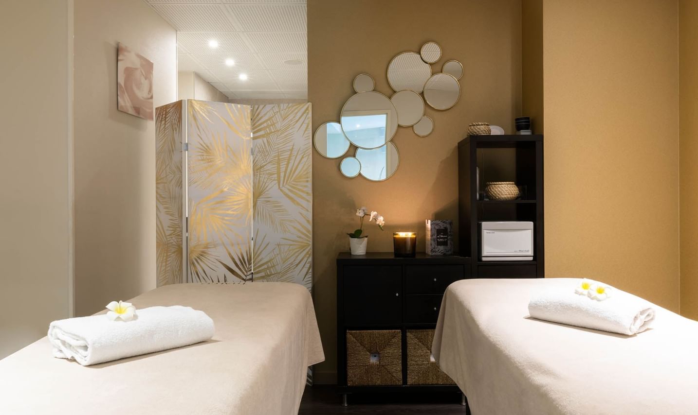 Spa with two beds and mirrors at Oceania L'Univers Tours