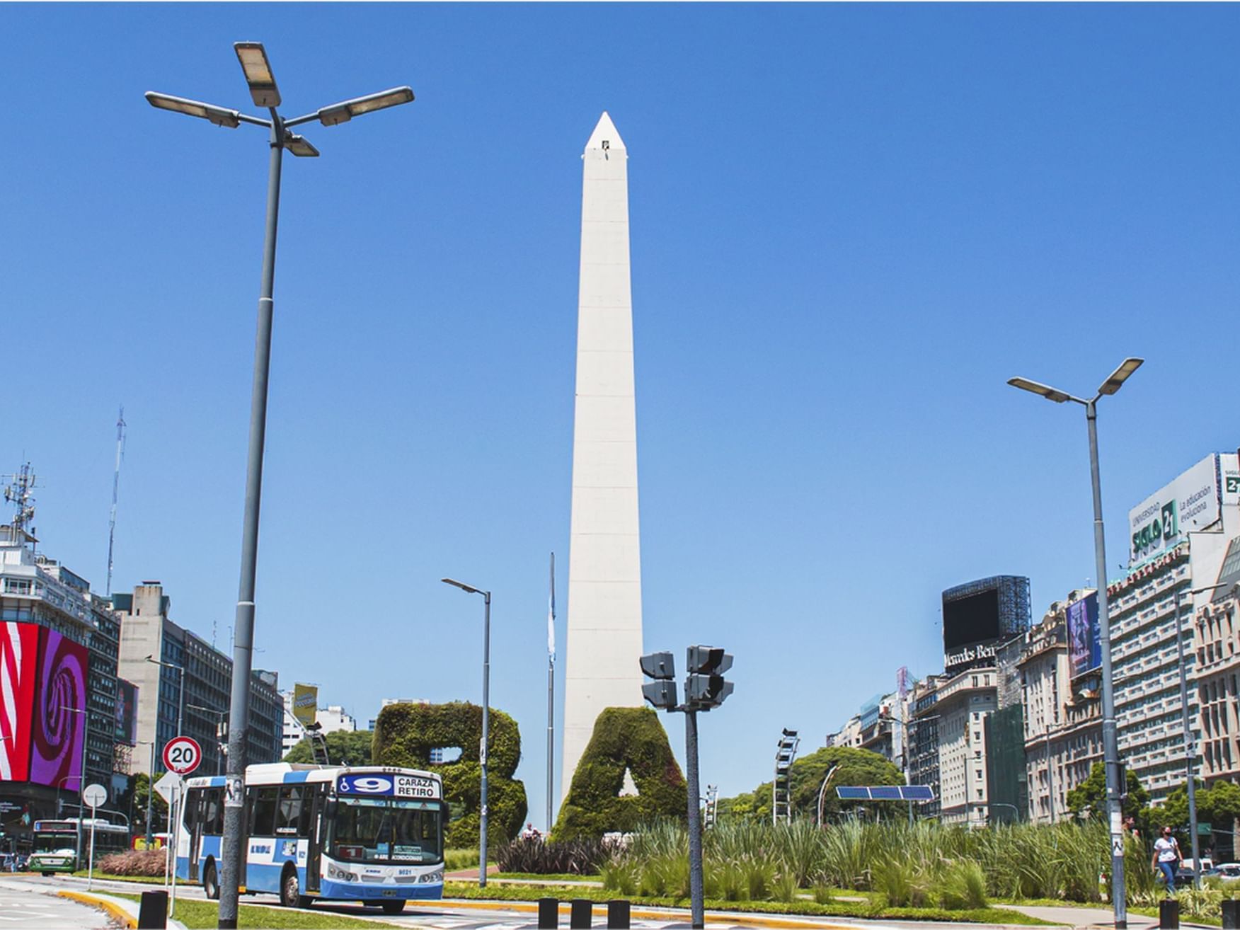 Obelisco de Buenos Aires e vista da cidade perto do Recoleta Grand Hotel