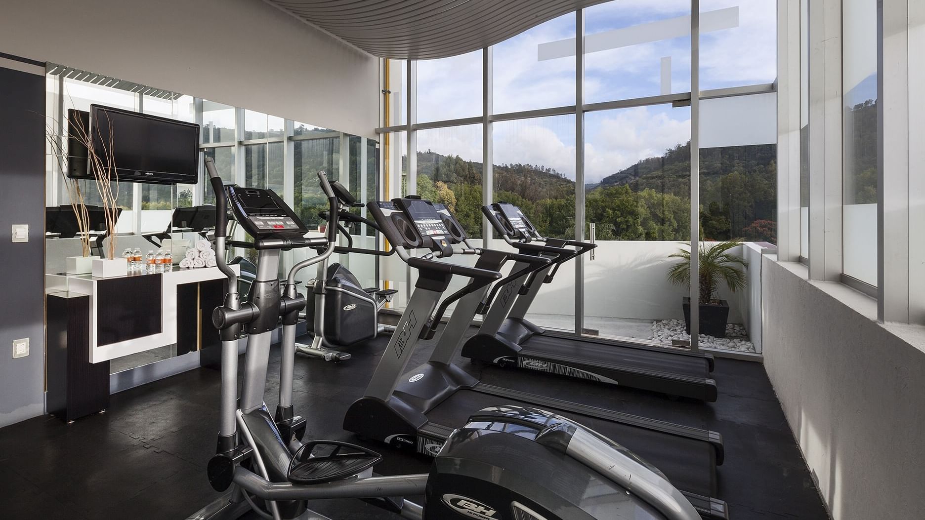 Exercise machines in the gym at Gamma Morelia Beló