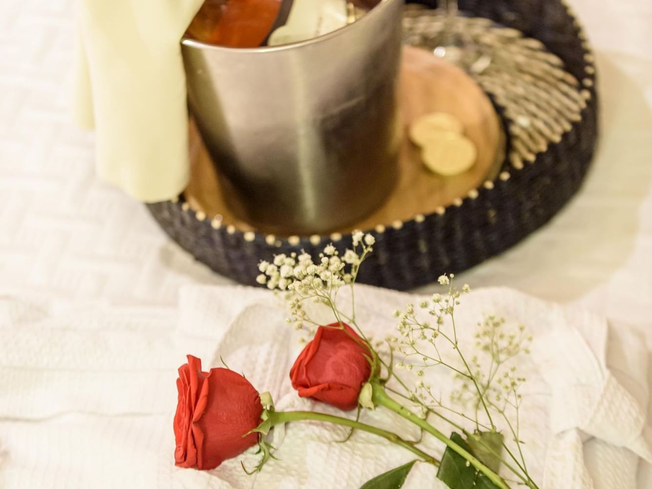 Romantic night with roses on bed, Diez Hotel Categoría 
