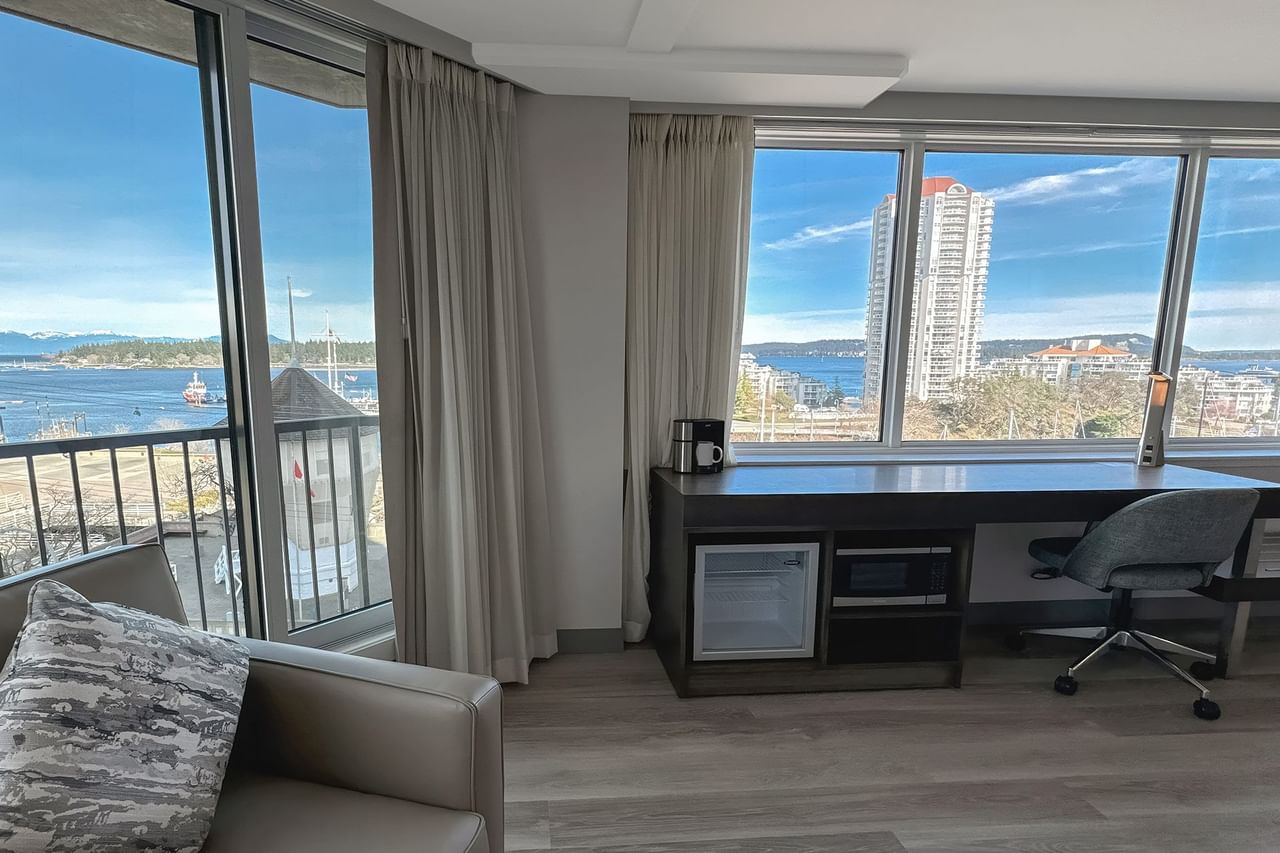 Hotel guestroom boasting scenic waterfront views of Nanaimo, BC
