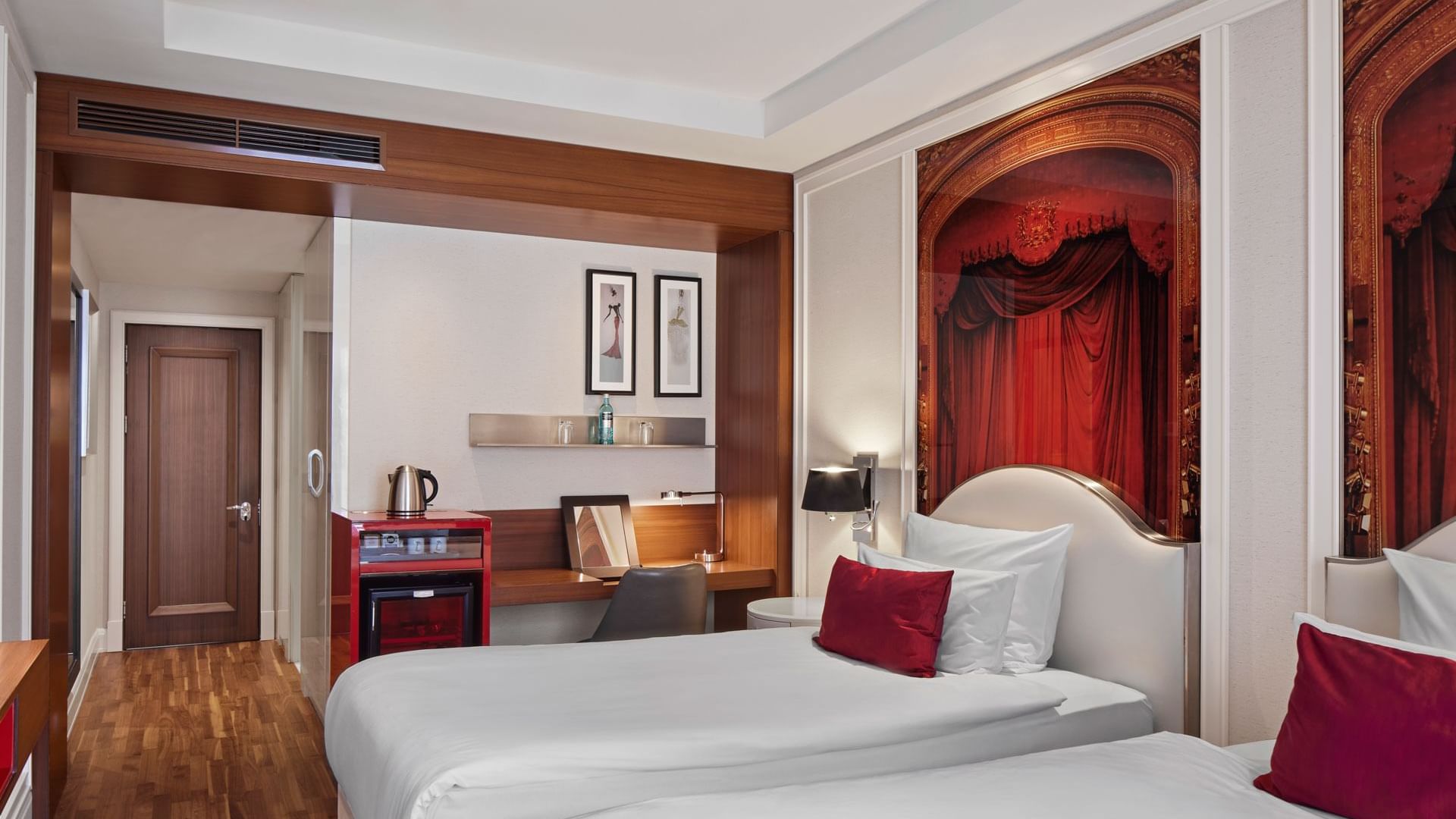 Arbeitsbereich mit modernen Möbeln im Deluxe Zimmer des Titanic Gendarmenmarkt.