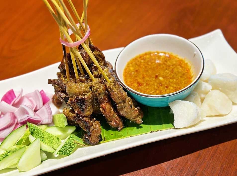 chicken satay with vegetables and traditional peanut sauce