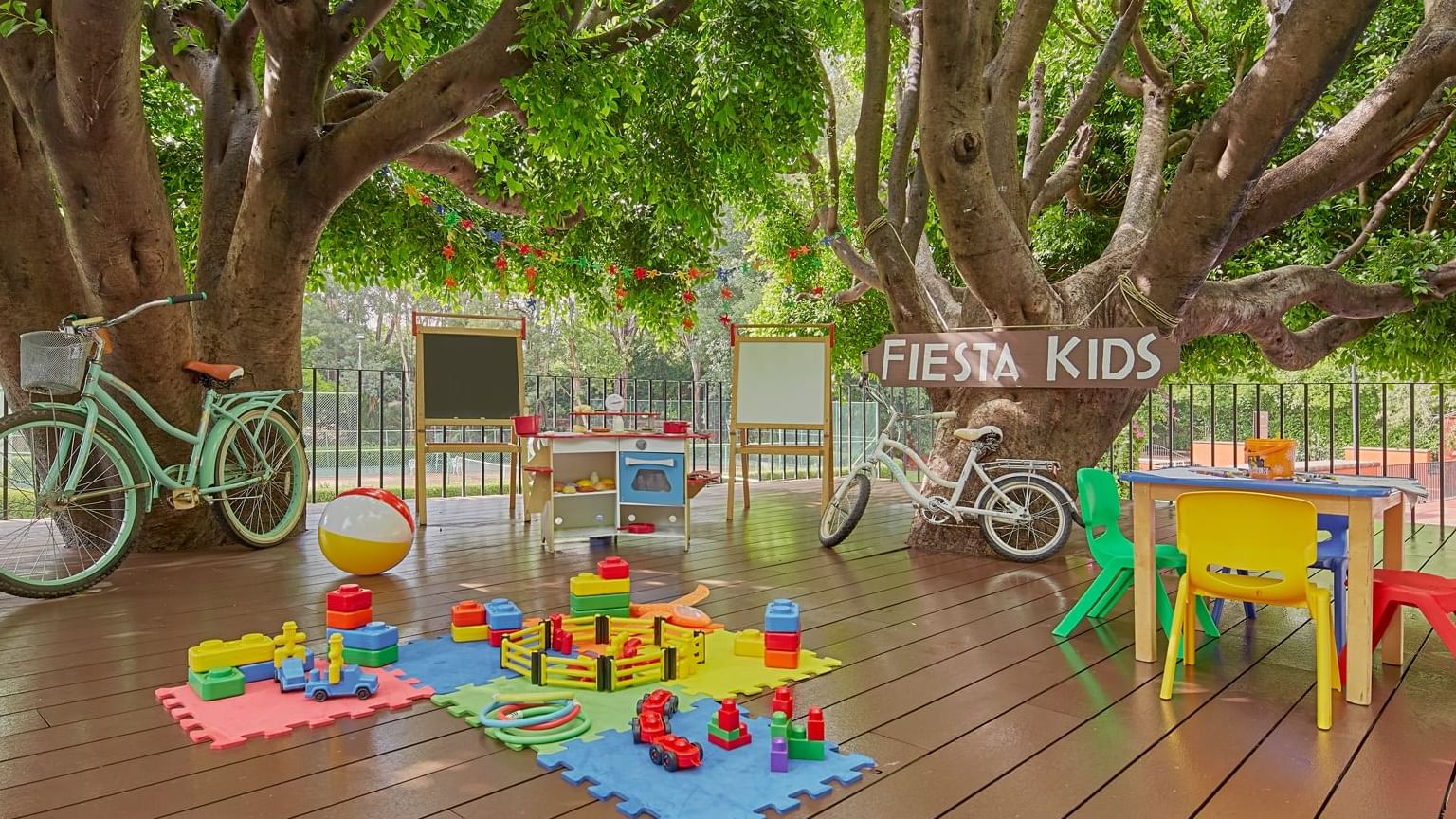 Área de juegos infantiles al aire libre con juguetes en FA Hotels & Resorts