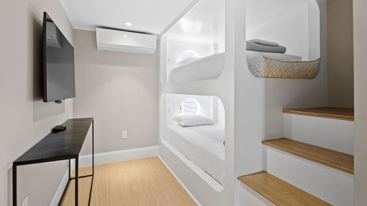Pelham King Bunk Suite + Balcony | Pelham On Main Accommodation, image size:1280x720