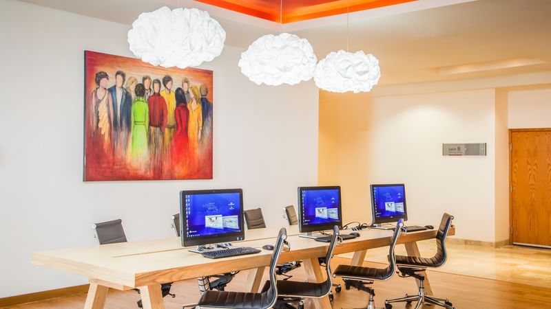 Computers in a meeting room at Fiesta Inn Monterrey Fundidora
