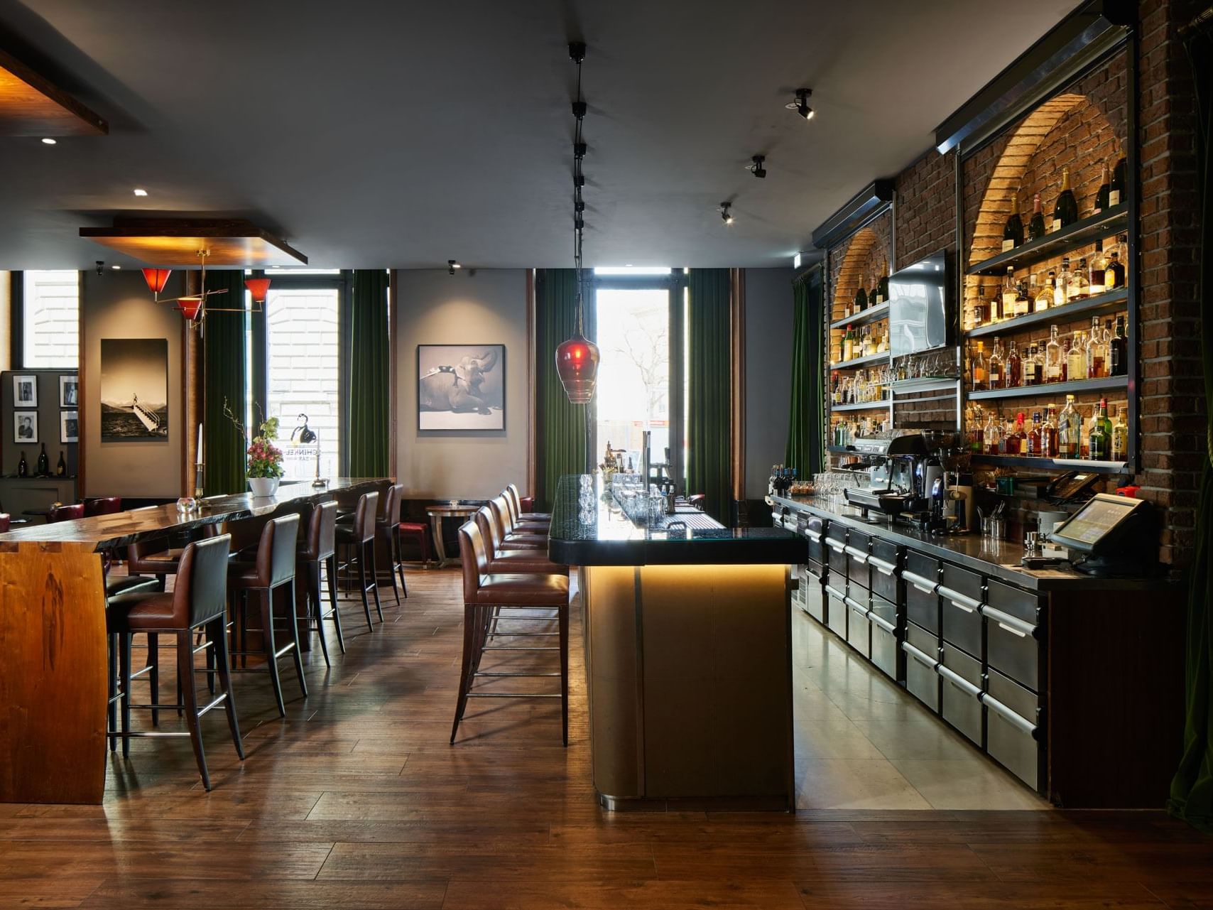 Essbereich mit gedeckten Tischen in der Schinkel Bar im Titanic Gendarmenmarkt Berlin