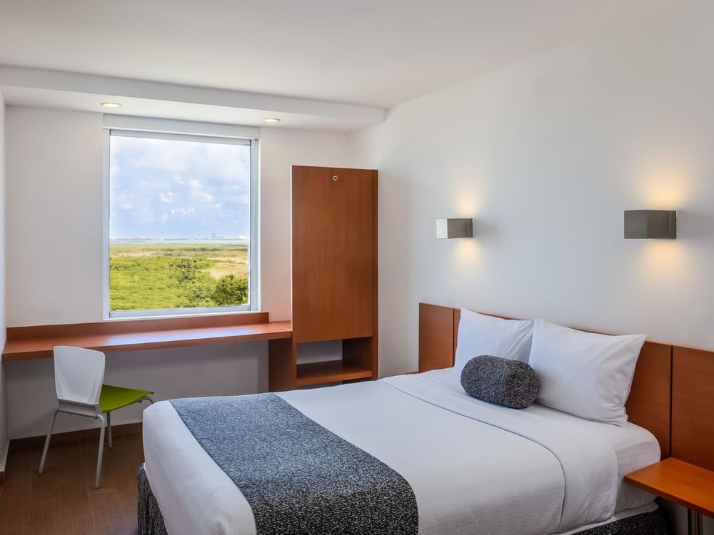 Habitación Doble Superior con ventanas abiertas en One Hotels