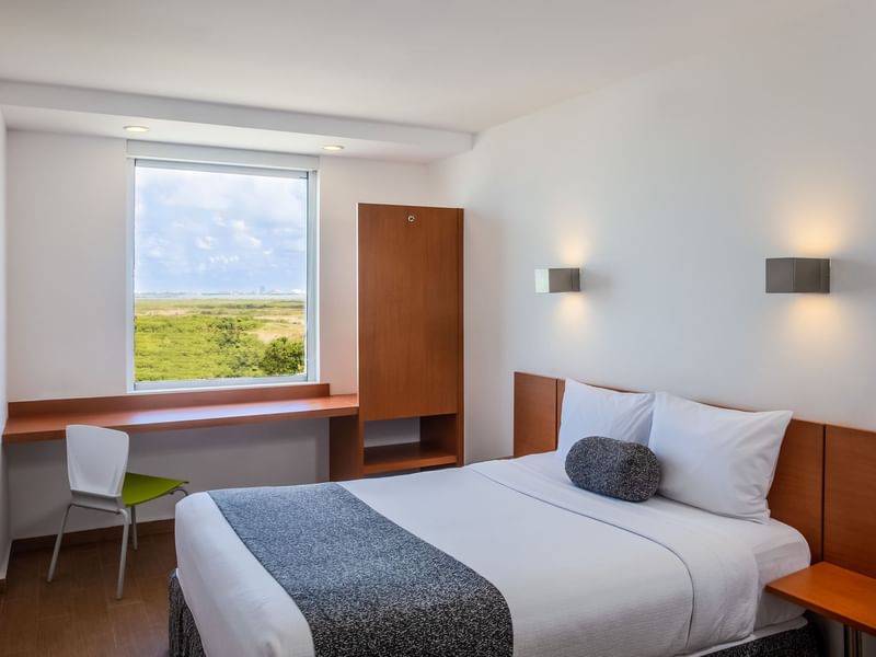 Habitación Doble Superior con ventanas abiertas en One Hotels