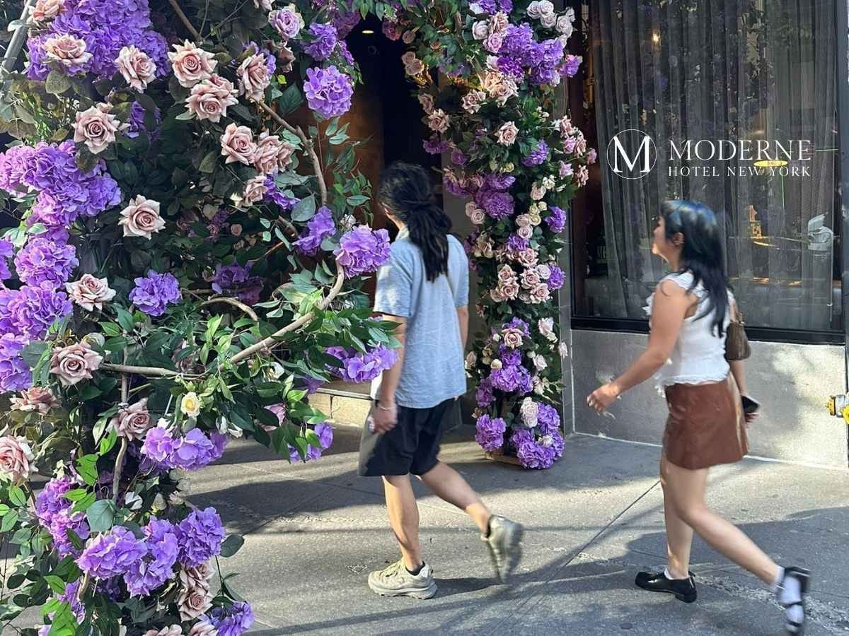 Moderne Hotel Floral Installation Arch