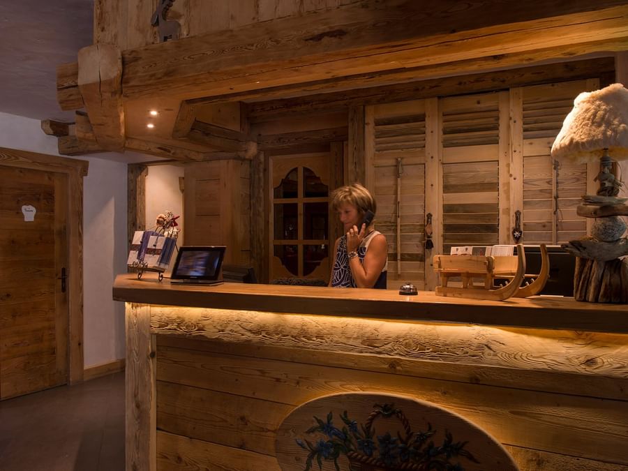 Receptionist at the reception in Chalet-Hotel Les Gentianettes