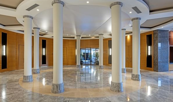  66 / 5,000 Titanic Luxury Collection Bodrum'daki geniş Fuaye'nin iç mekanı