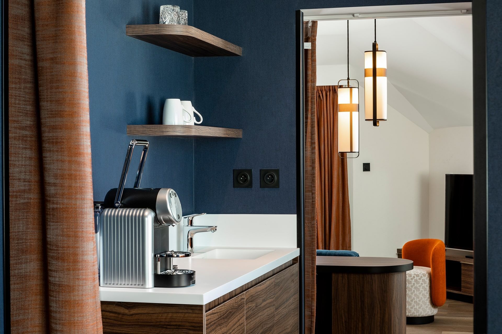 Machine à café avec tasses, coin café, Oceania Le Conti Brest