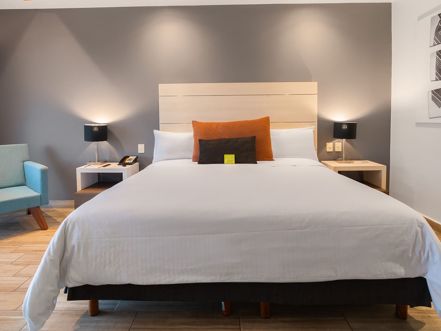 Habitación De Lujo King con cama grande, silla y decoración moderna en Real Inn Perinorte Tlalnepantla.