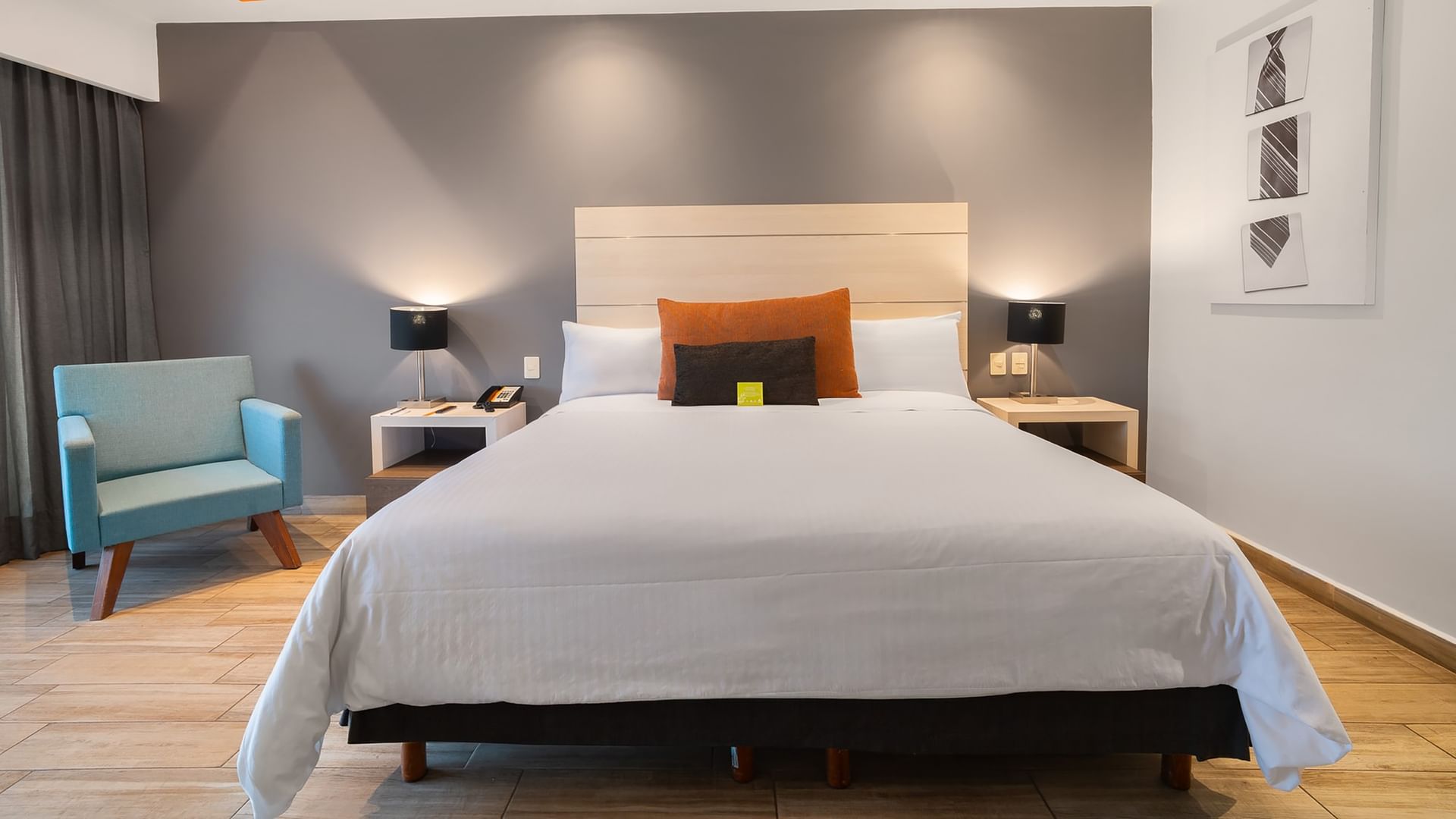 Habitación De Lujo King con cama grande, silla y decoración moderna en Real Inn Perinorte Tlalnepantla.