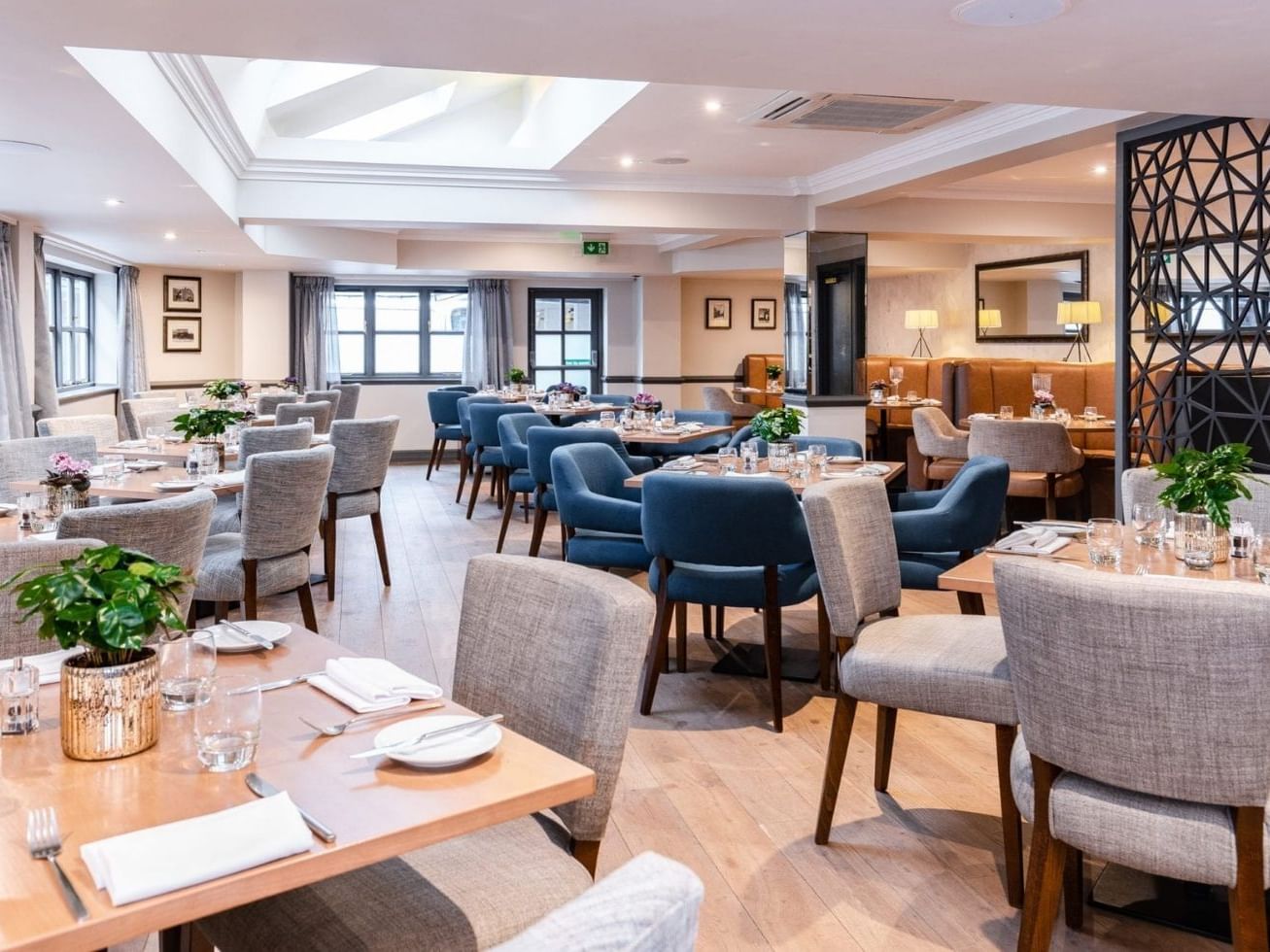 Table arrangements in Dukes Bar & Restaurant at Villiers Hotel