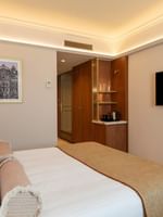Classic Kamer met tweepersoonsbed, flatscreen-tv en houten inbouwkast bij Warwick Brussels Grand-Place in Brussel