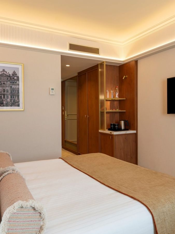 Classic Kamer met tweepersoonsbed, flatscreen-tv en houten inbouwkast bij Warwick Brussels Grand-Place in Brussel